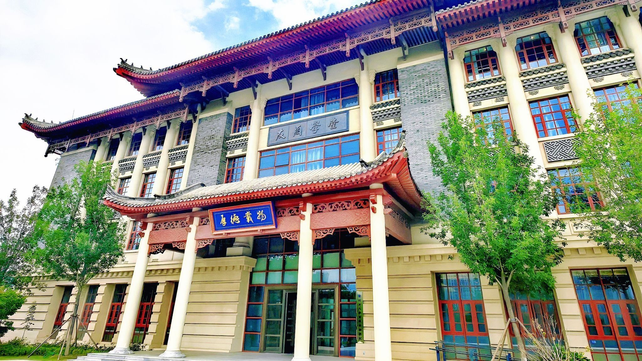 杨仁发，安徽大学经济学院教授、博士生导师、副院长，经济学专业（国家级一流本科专业建设点）、数字经济专业、数字经济专业硕士负责人。入选安徽省学术和技术带头人，享受省政府特殊津贴，获宝钢优秀教师奖。在《管理世界》《中国工业经济》等期刊发表论文60余篇；主持国家社会科学基金项目等各类项目20余项；出版著作4部、教材3部。获安徽省社会科学奖一等奖、二等奖，安徽省教学成果奖以及研究生教育教学成果奖5项，全国高校教师教学创新大赛二等奖。...